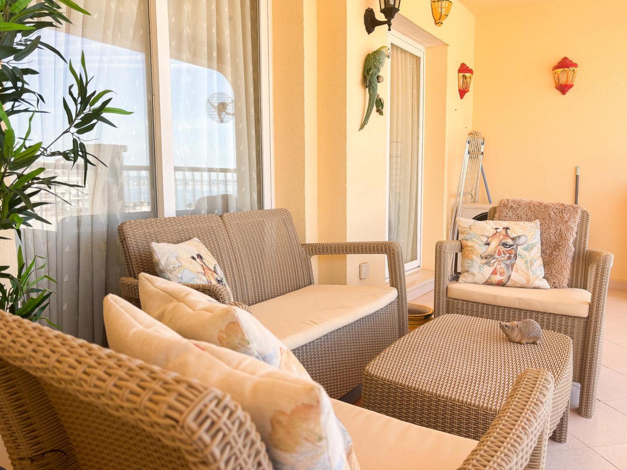 Beautiful With Sea Views! Apartment