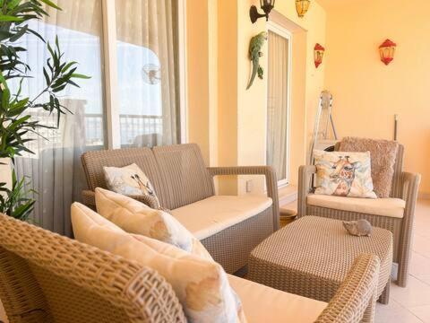 Beautiful With Sea Views! Apartment